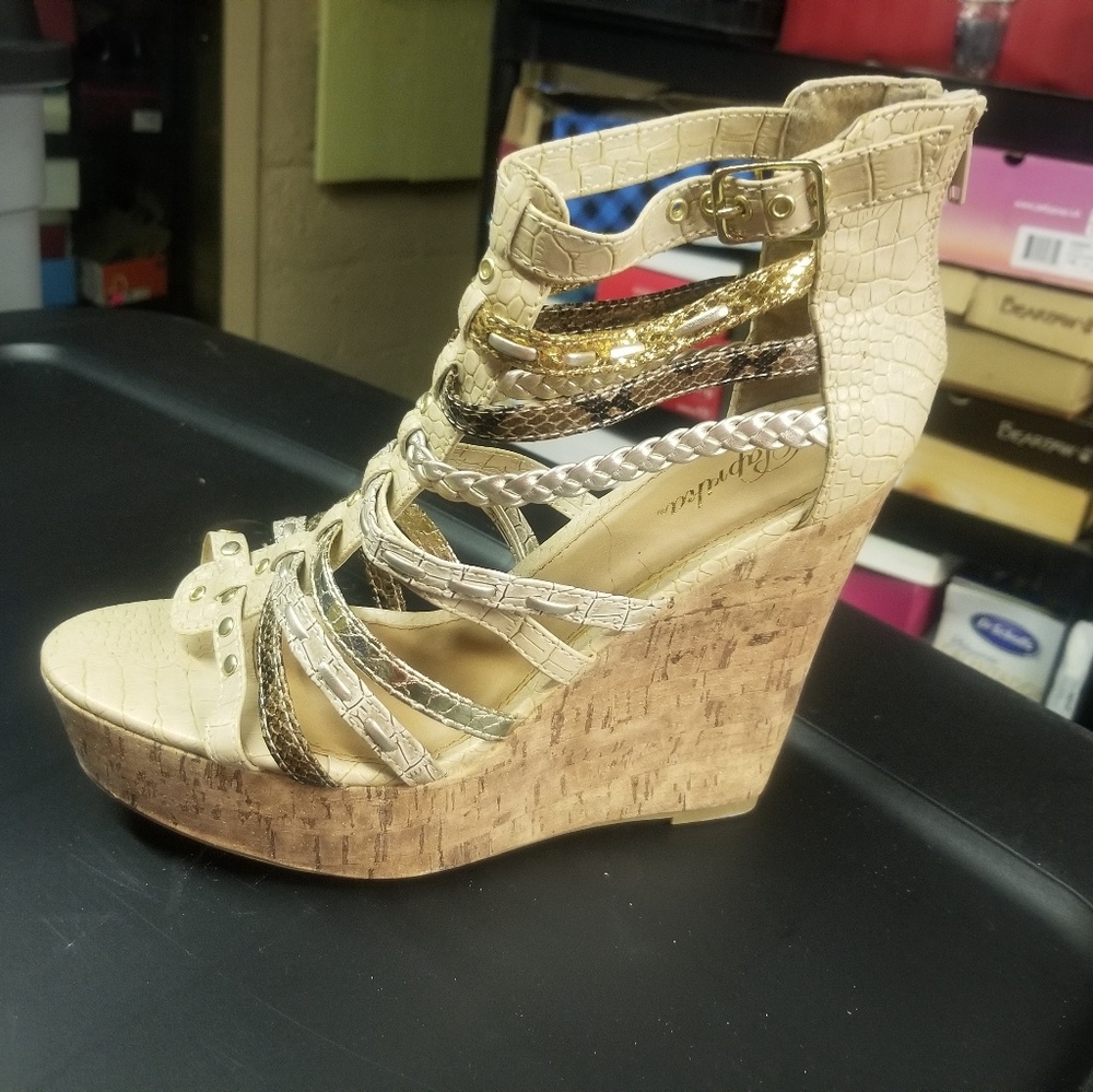 Neutral wedge heels